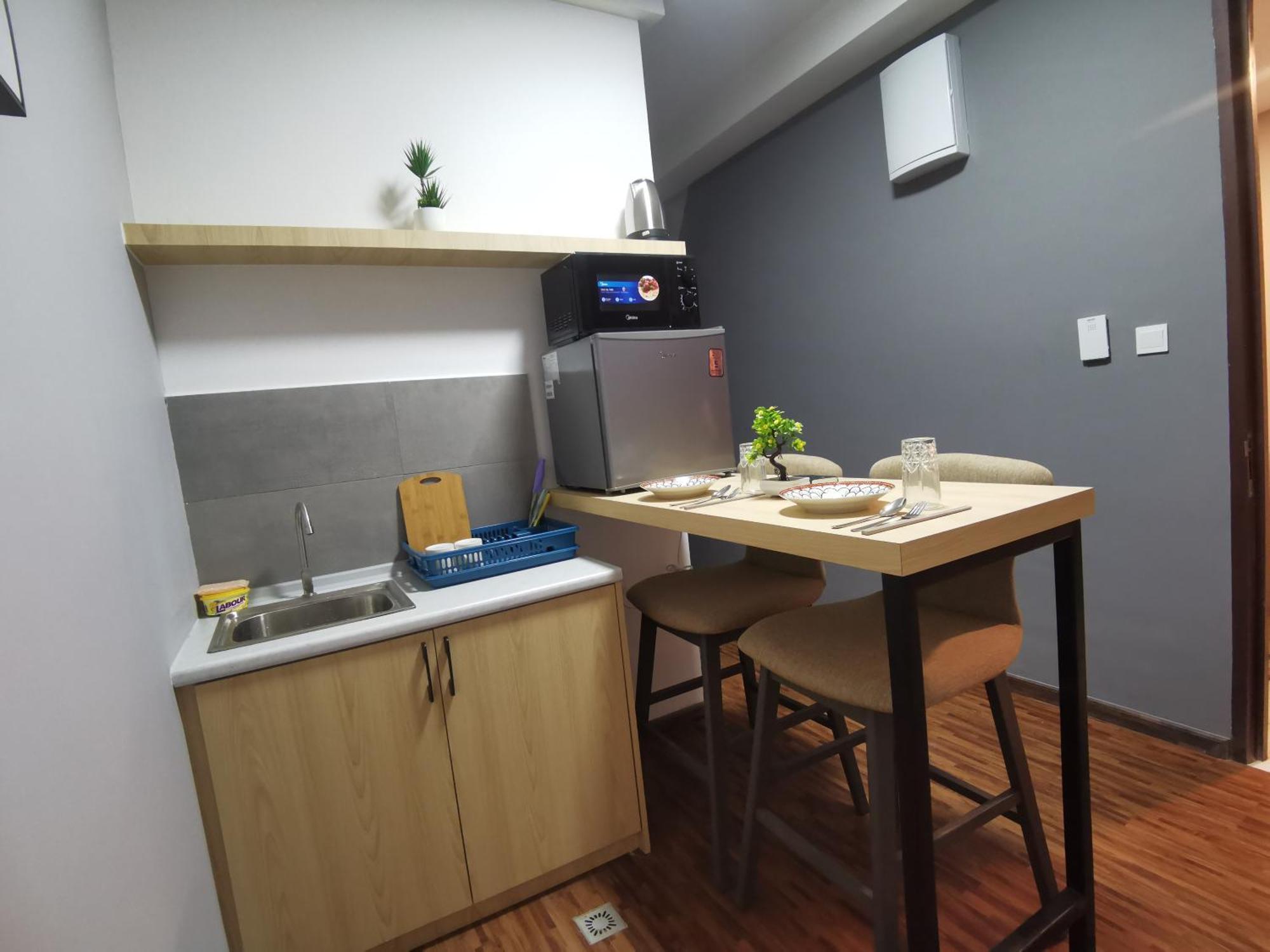 K Avenue B09 King Bed