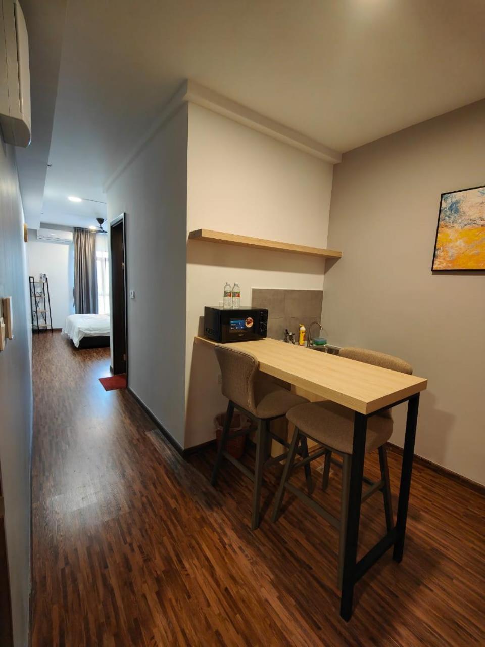 K Avenue B09 King Bed